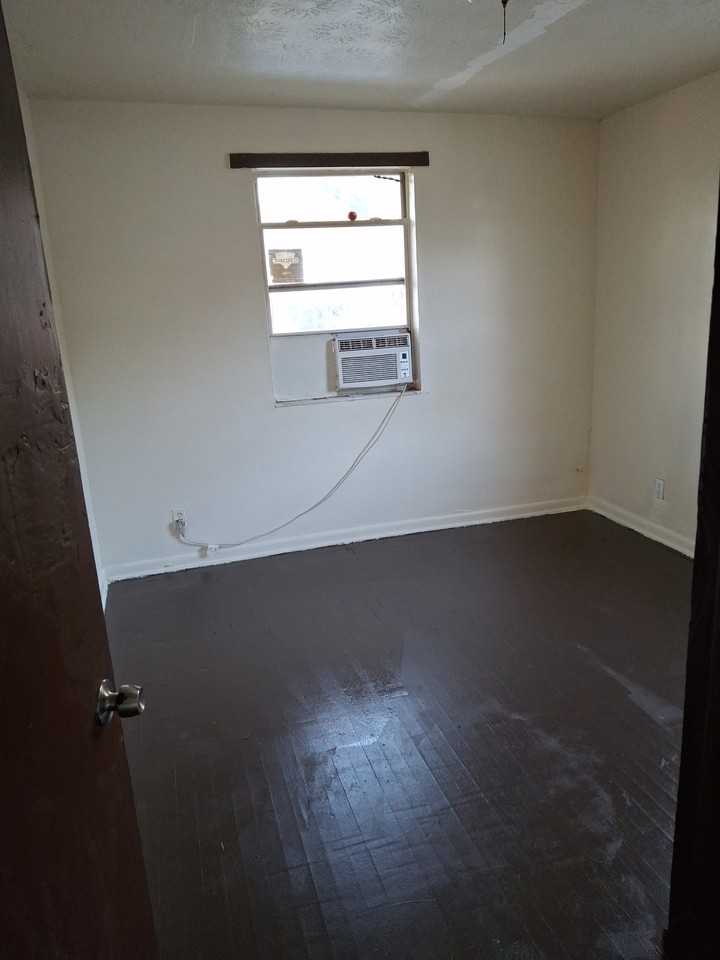 1185 W 22nd St #U - Photo 5 of 8
