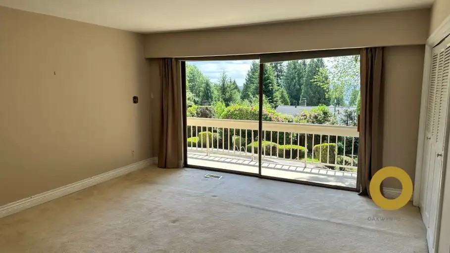 1192 Chartwell Cres - Photo 6 of 12