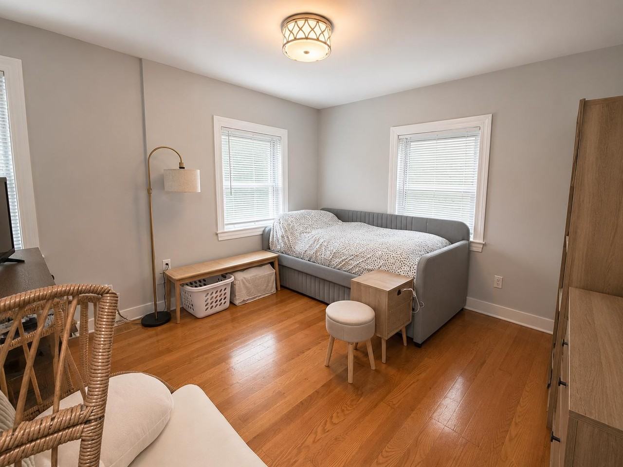33 Middle St #A - Photo 3 of 12