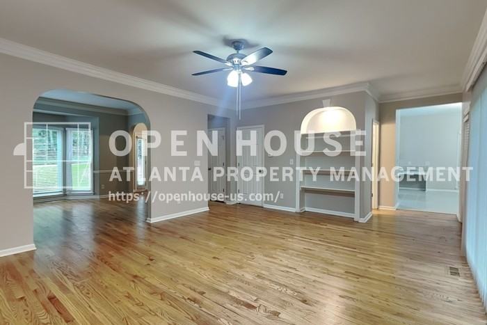 811 Springdale Xing - Photo 4 of 23