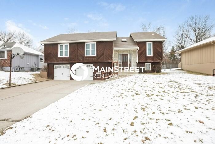 1732 Ne Ridgeview Dr - Photo 4 of 17