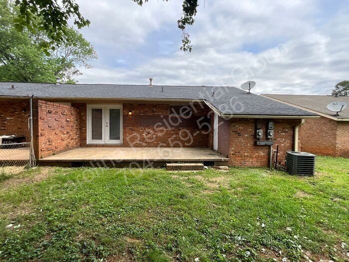 4928 Malibu Dr - Photo 2 of 12