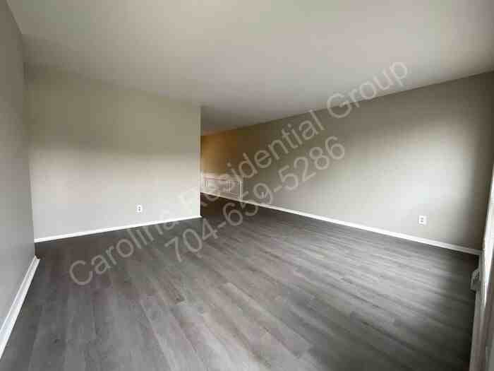 4928 Malibu Dr - Photo 4 of 12