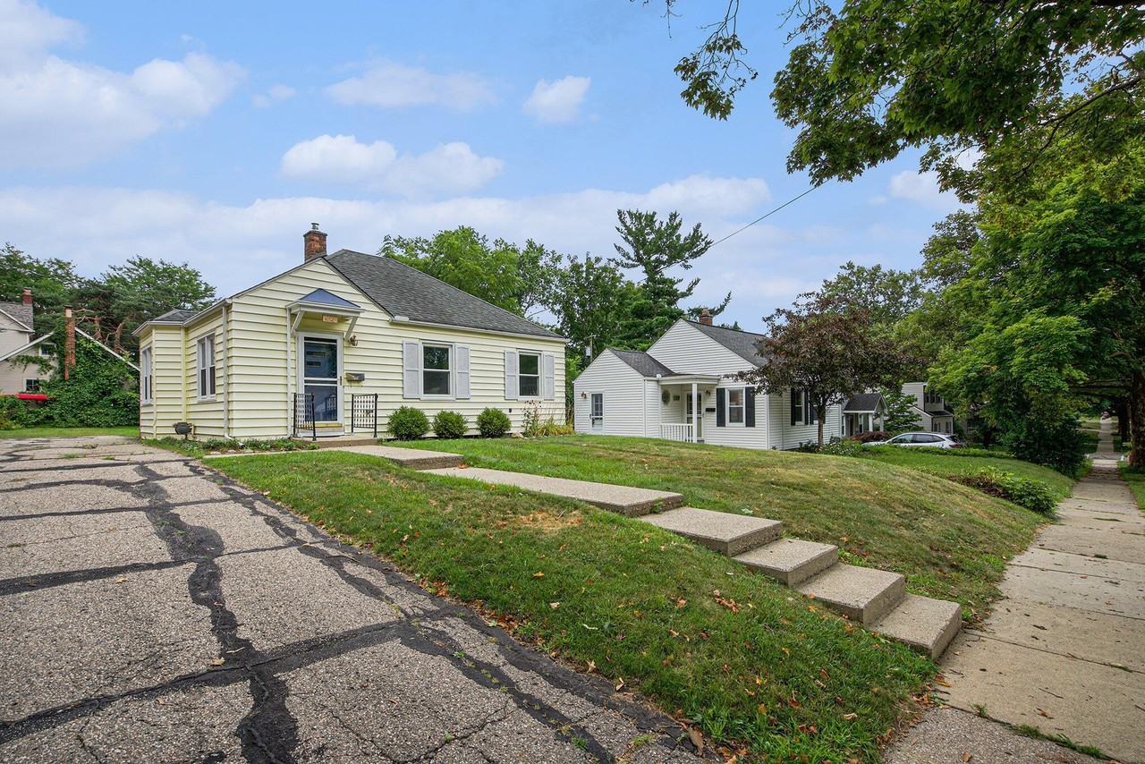 1207 Prescott Ave - Photo 2 of 16