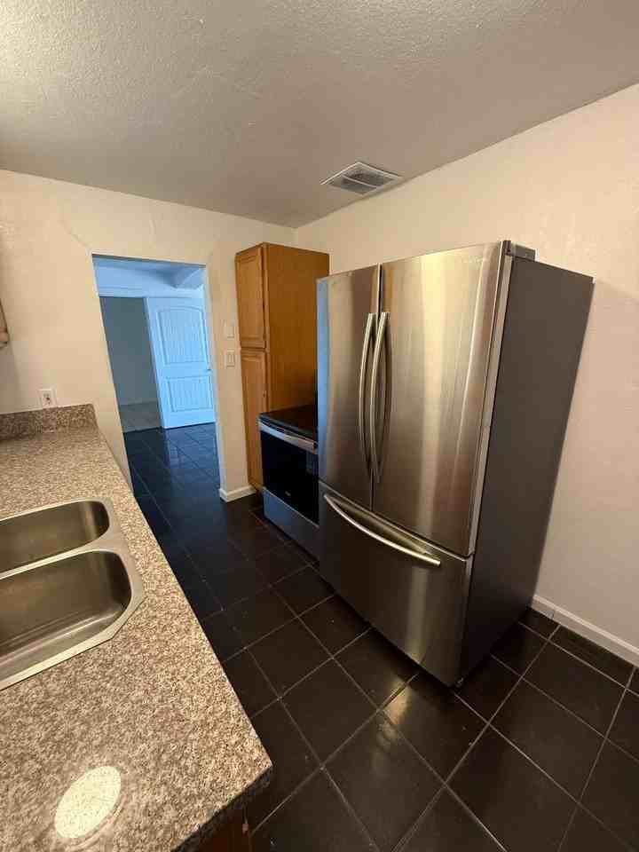 2921 W Moreland St - Photo 3 of 20