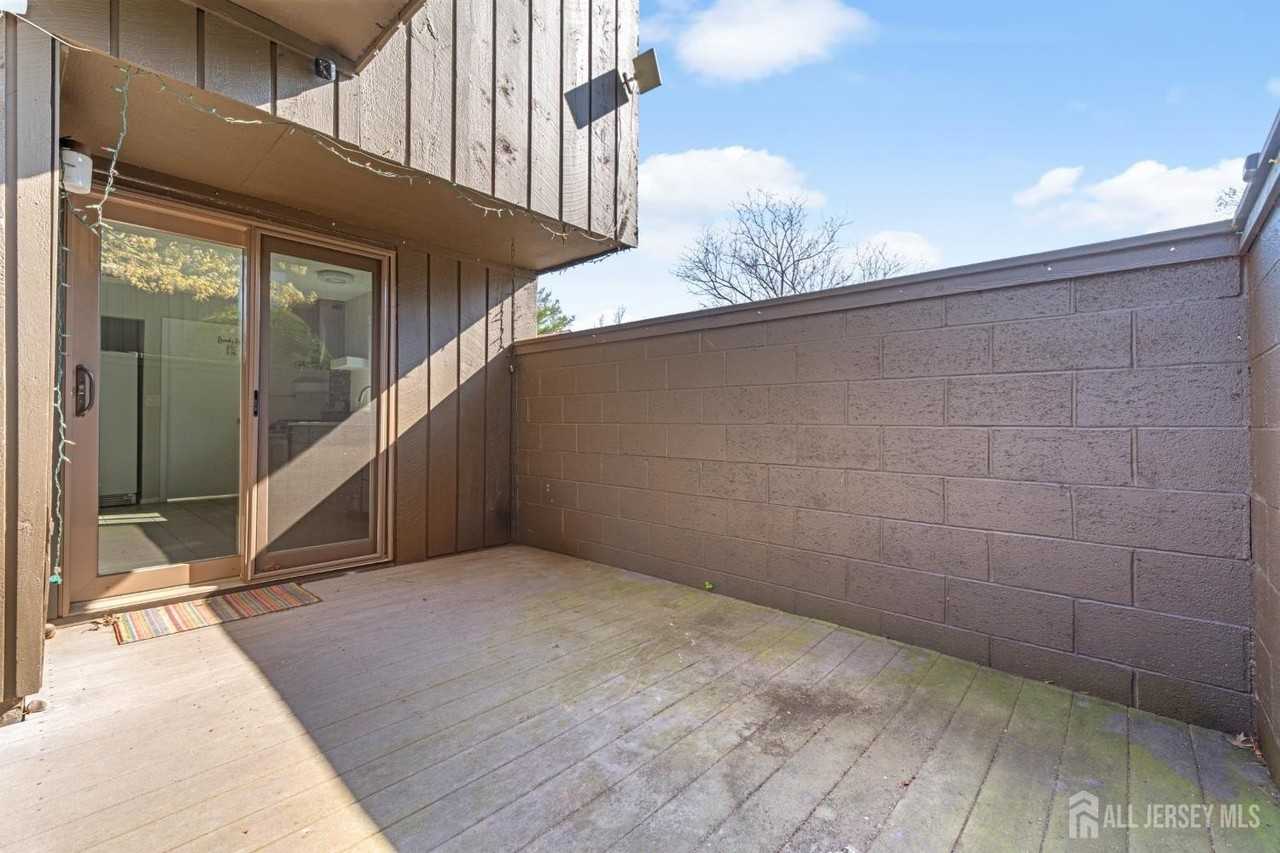 496 Westgate Dr - Photo 3 of 34