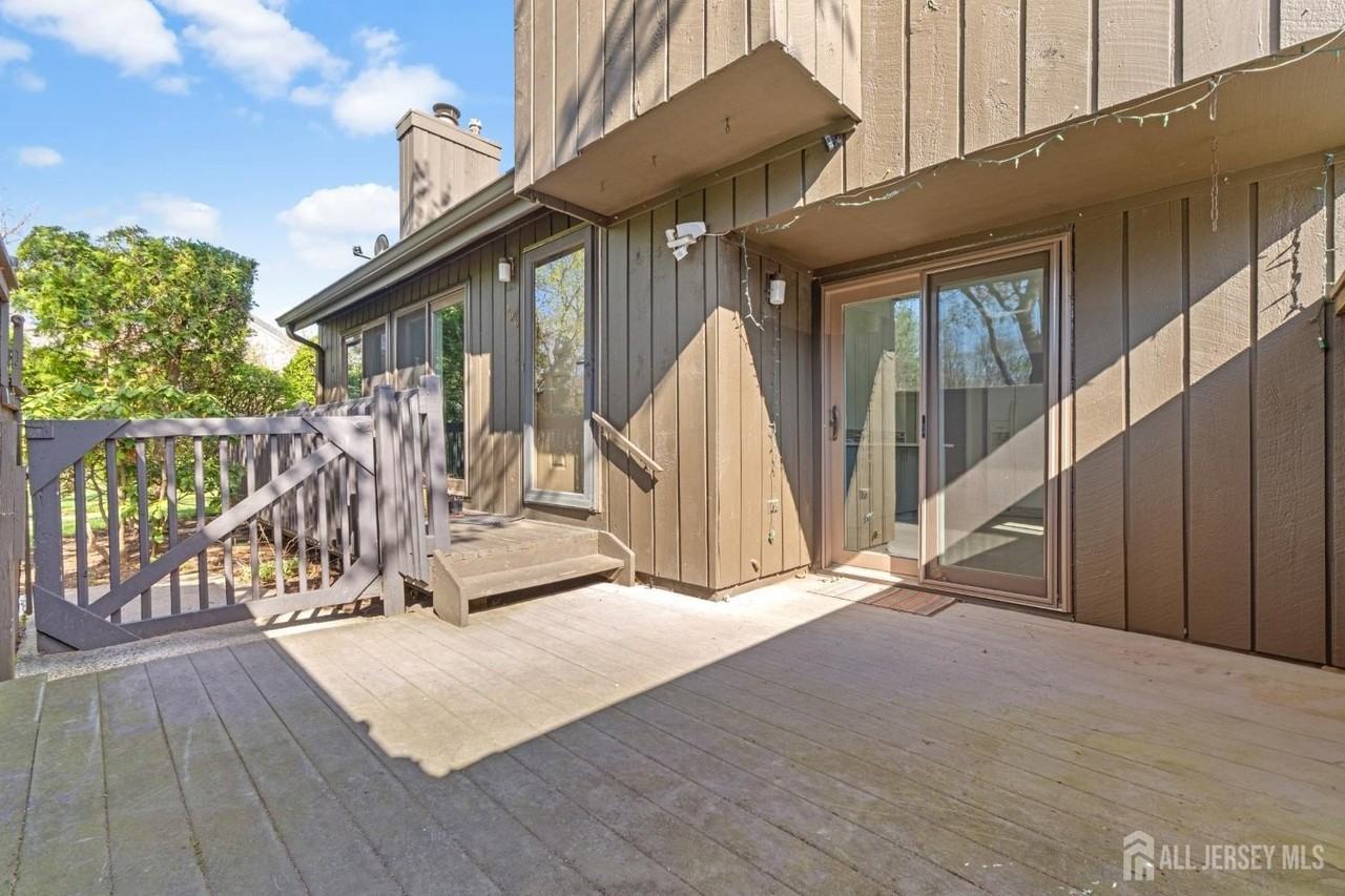 496 Westgate Dr - Photo 4 of 34
