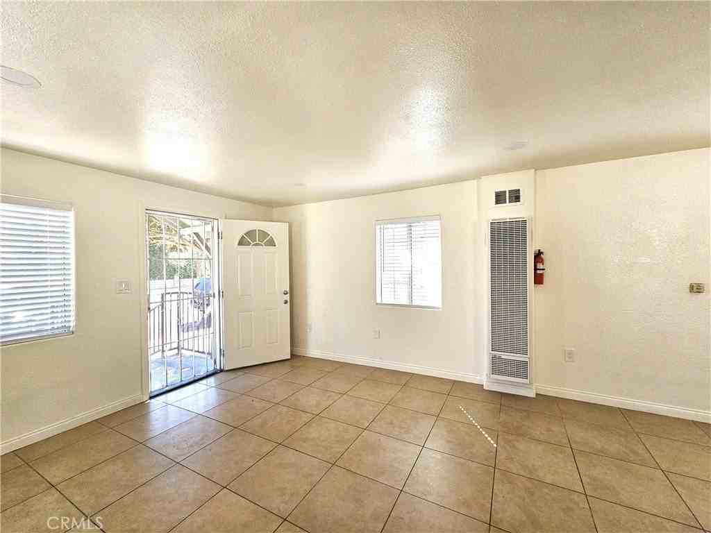 654 W 21st St - Photo 4 of 19