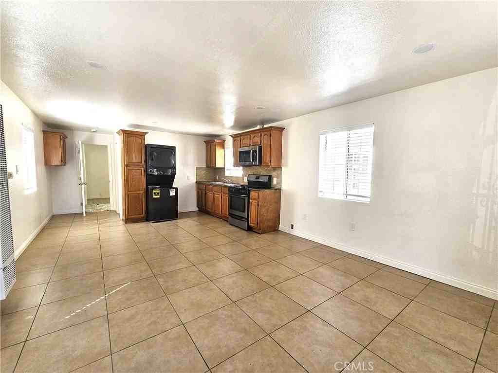 654 W 21st St - Photo 5 of 19