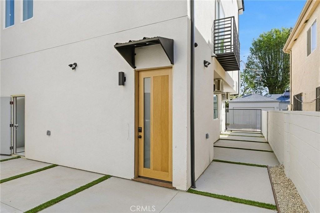 6556 Balboa Blvd - Photo 3 of 16
