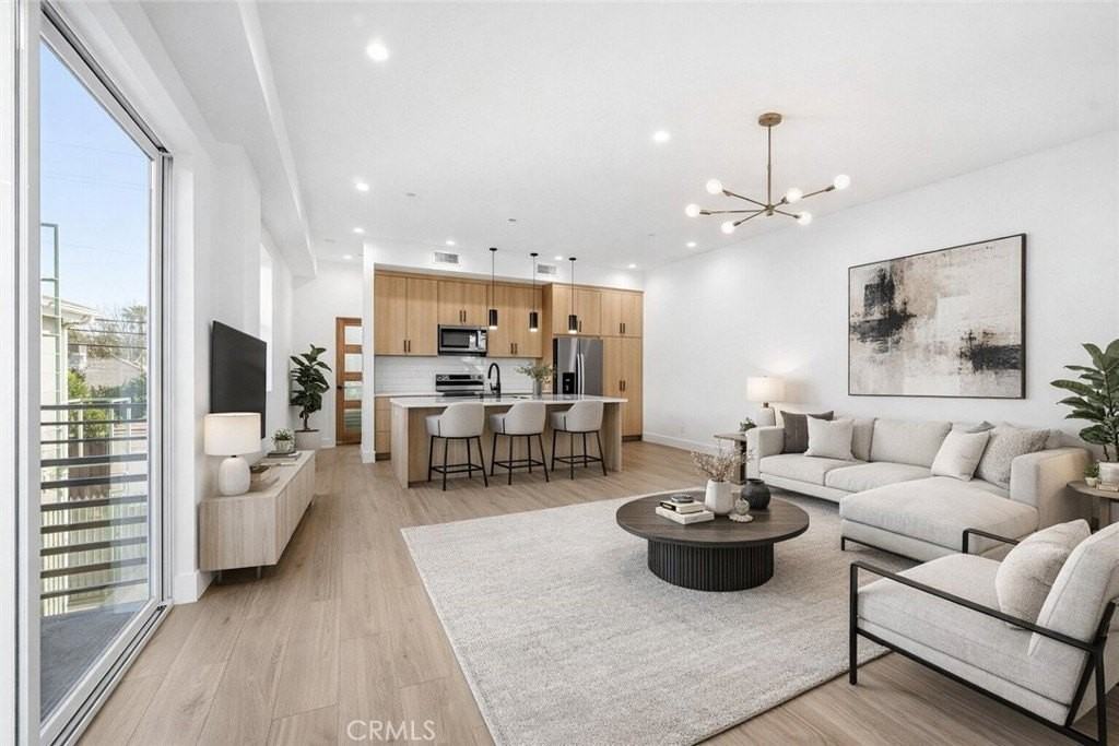 6556 Balboa Blvd - Photo 4 of 16