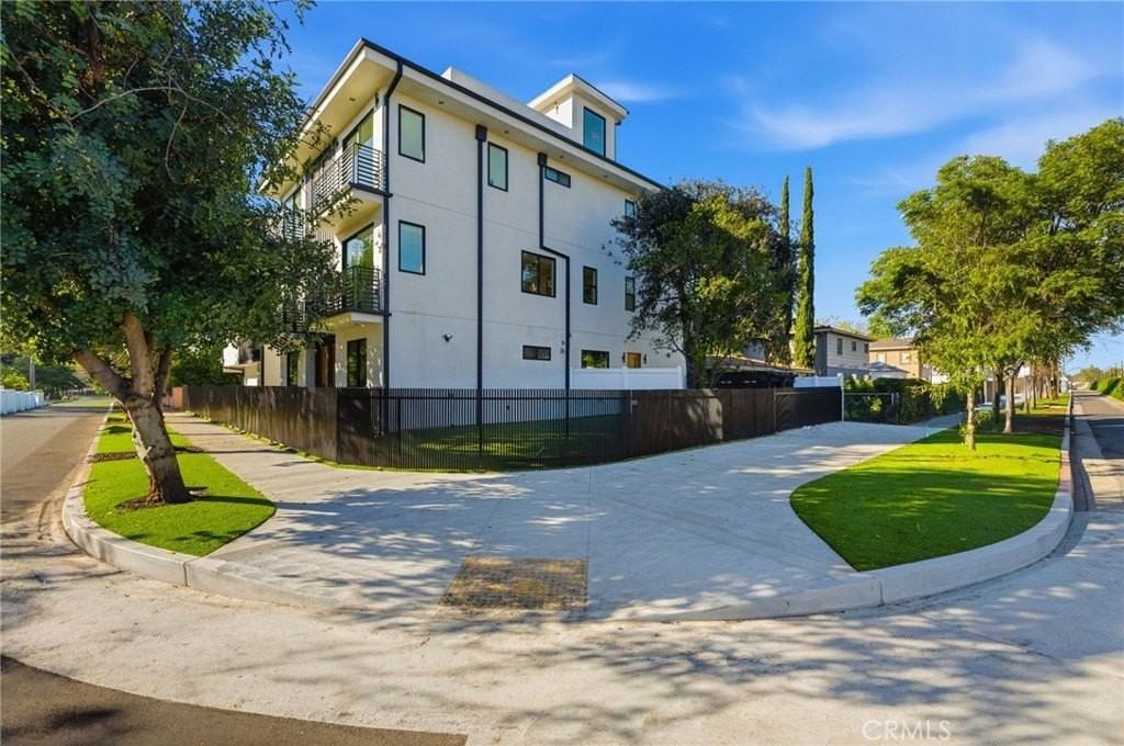 13602 Burbank Blvd - Photo 2 of 19