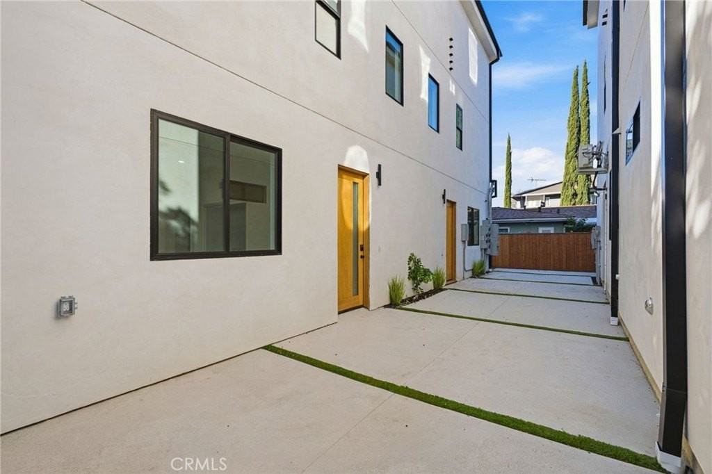 13602 Burbank Blvd - Photo 3 of 19