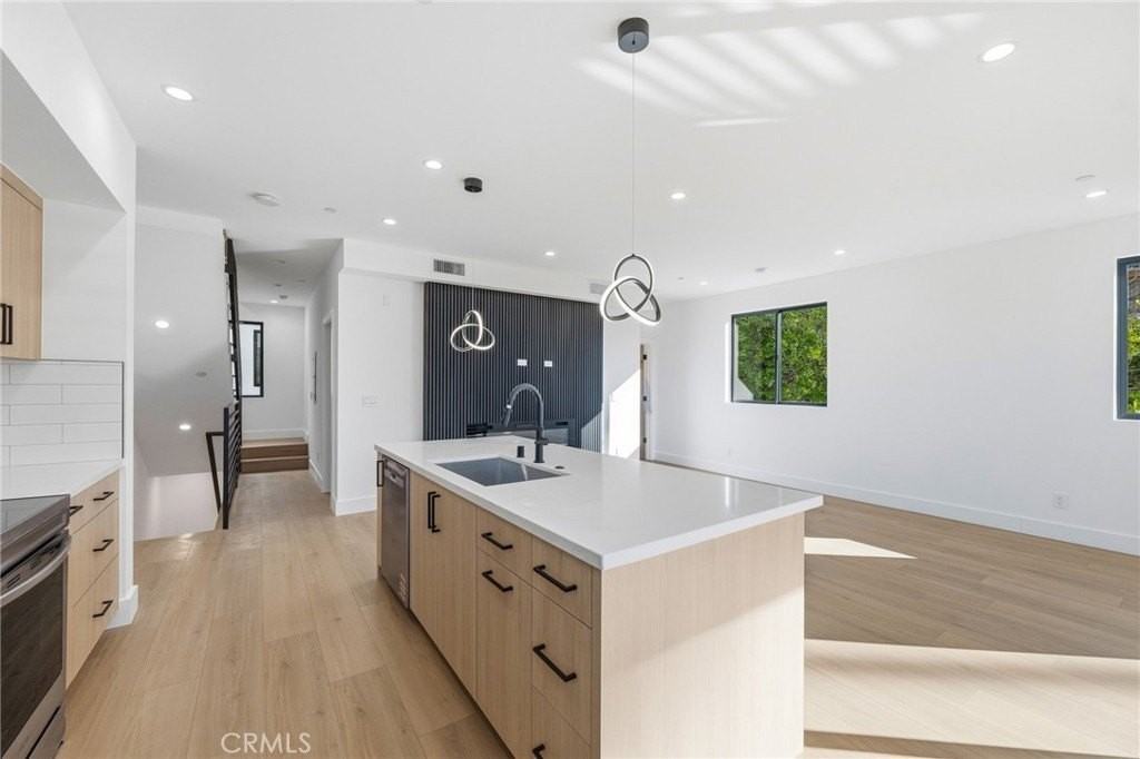 13602 Burbank Blvd - Photo 5 of 19