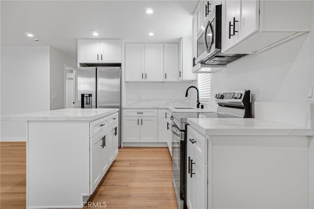 16120 Haynes St - Photo 6 of 29