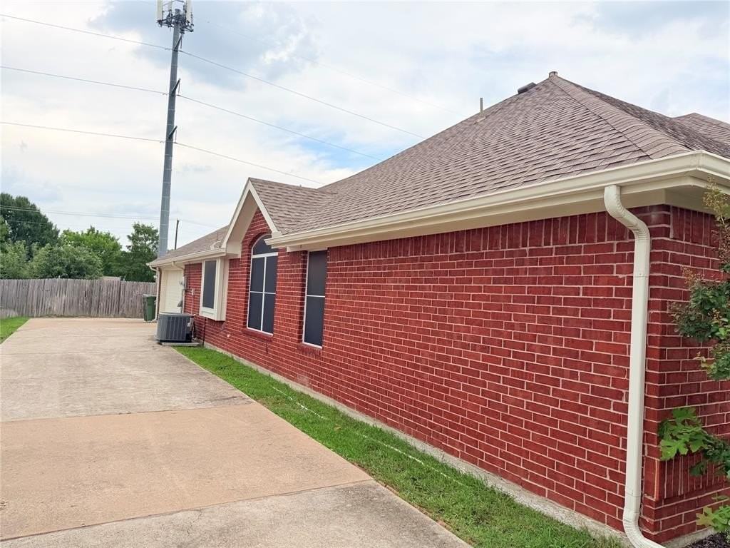 301 Mimosa Dr - Photo 5 of 38