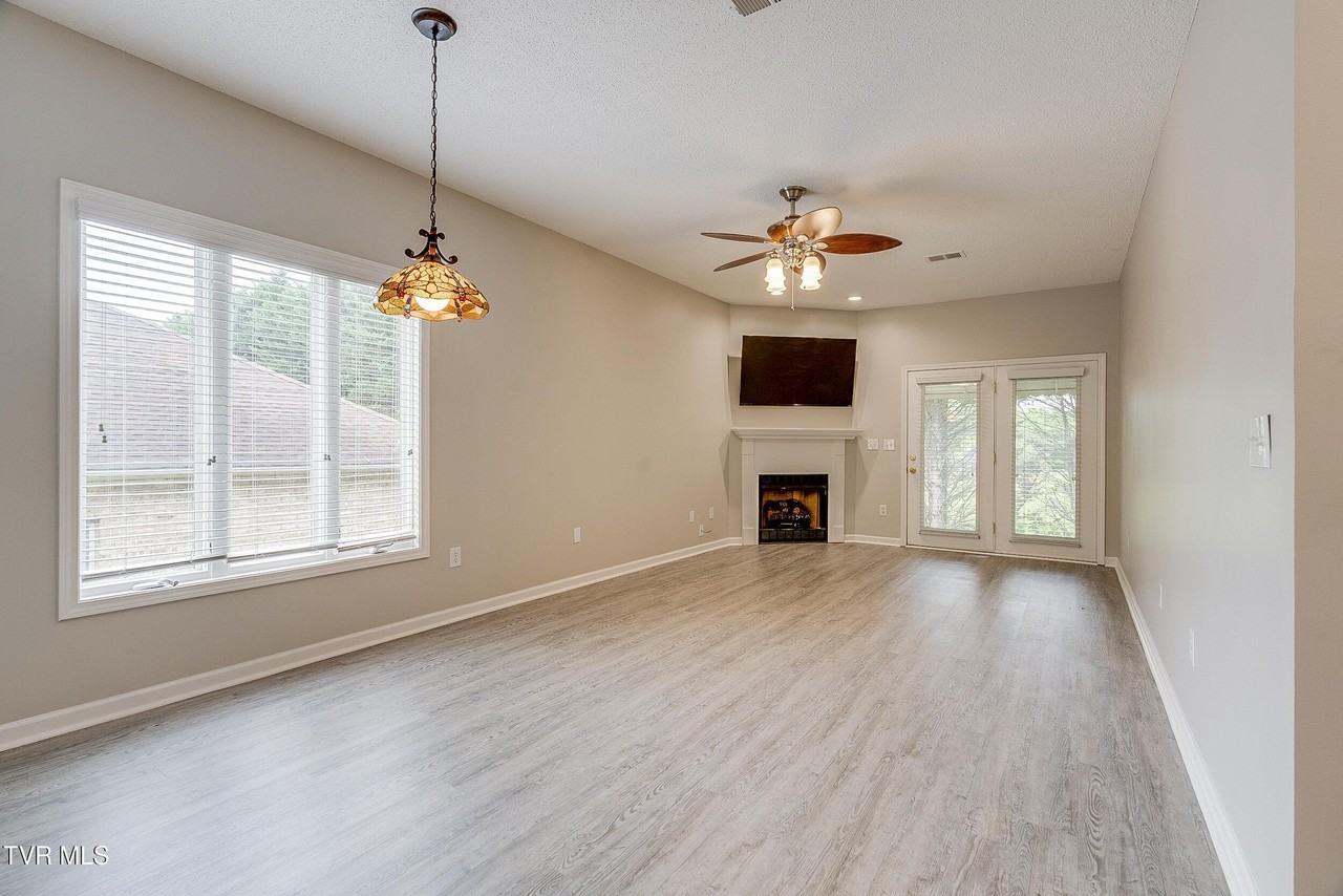 176 S Austin Springs Rd #9 - Photo 4 of 27