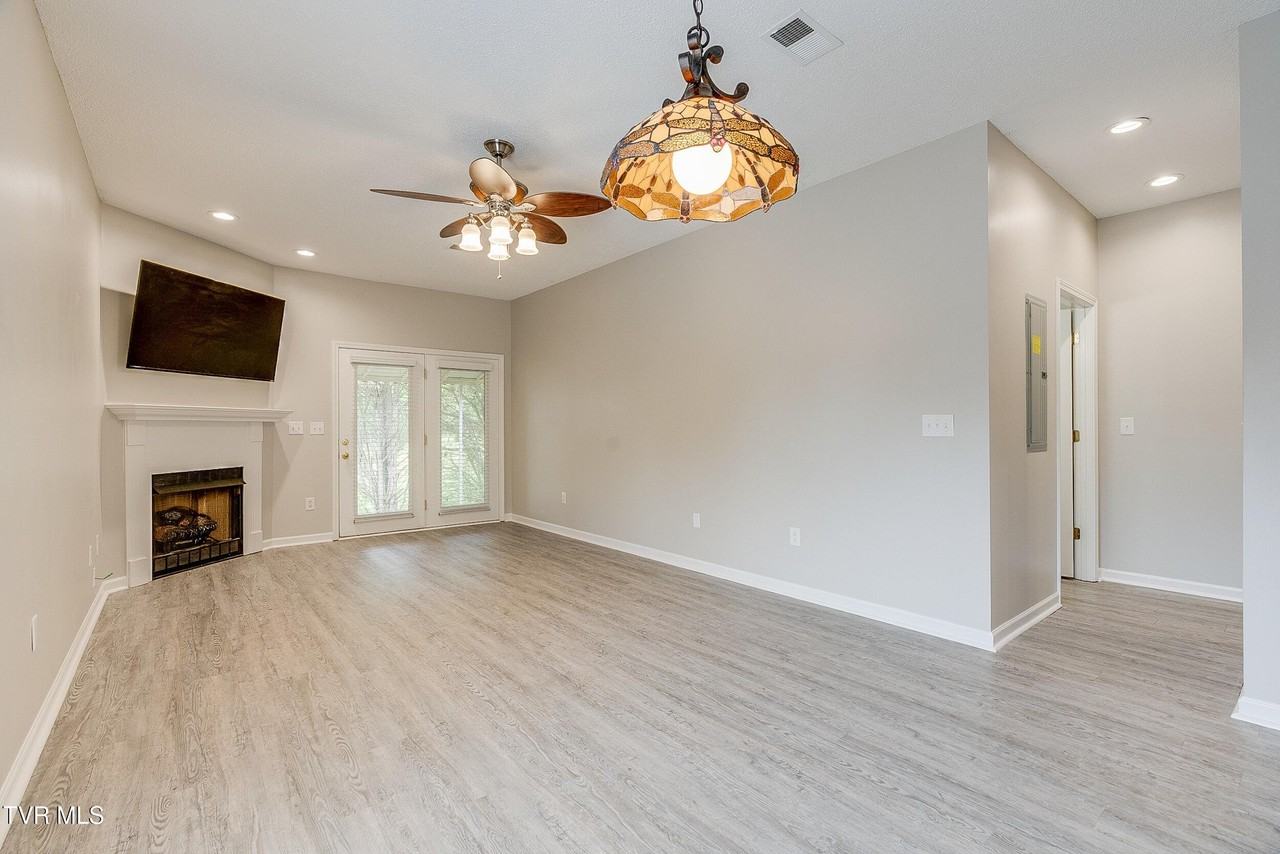 176 S Austin Springs Rd #9 - Photo 6 of 27