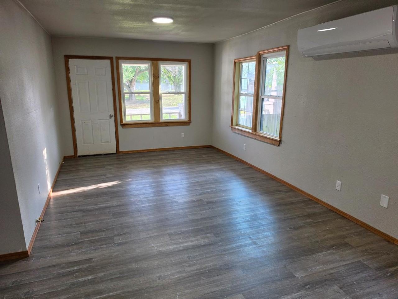 520 W 9th St - Photo 3 of 16