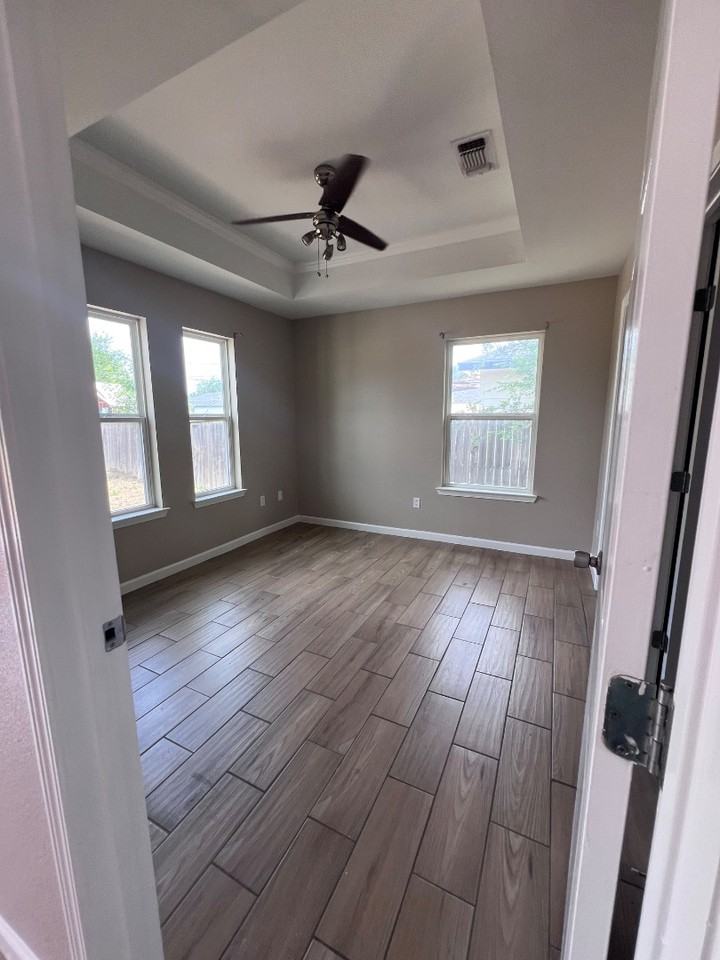 1509 Avenue A - Photo 6 of 7