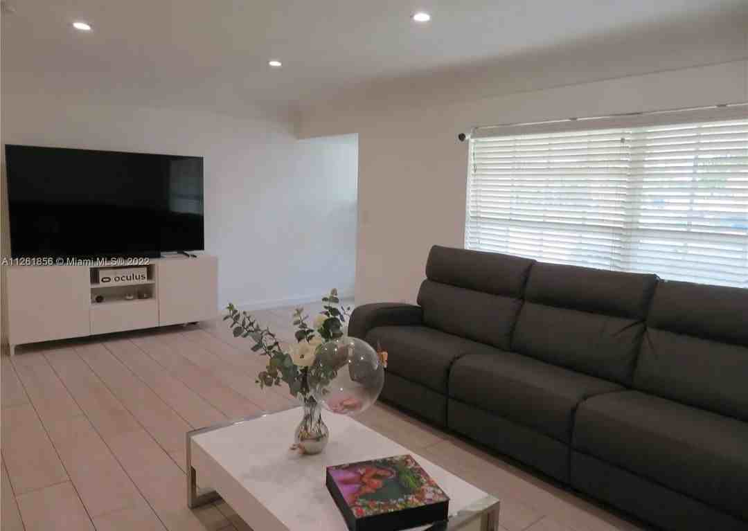 8660 Beekman Dr - Photo 5 of 7