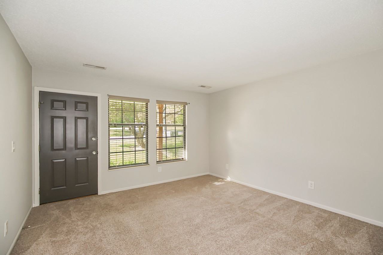 16 Wallingford Dr #16 - Photo 3 of 36