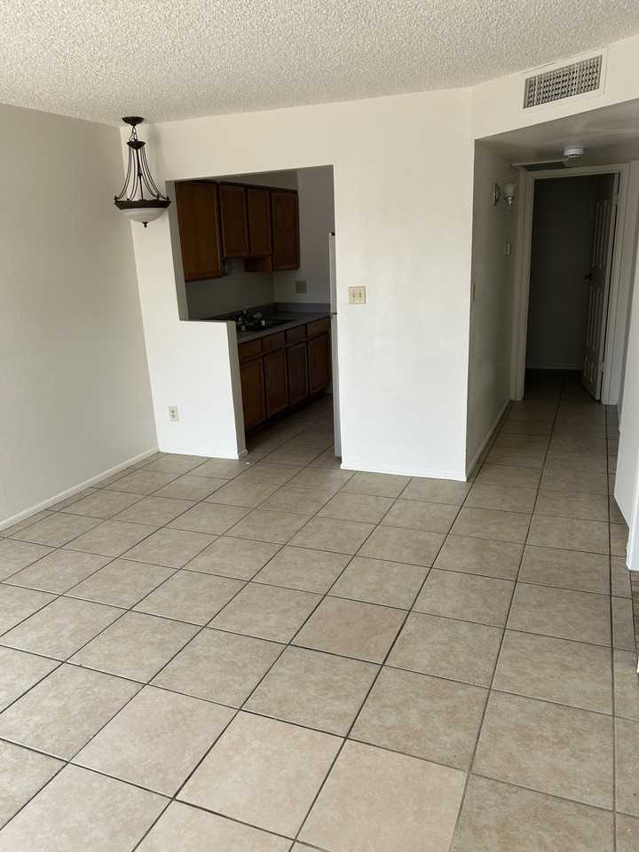 1315 W 5th St - Photo 3 of 11