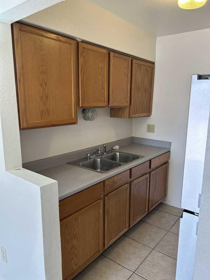 1315 W 5th St - Photo 6 of 11