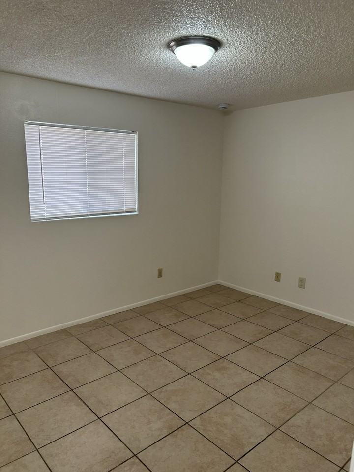 1315 W 5th St - Photo 7 of 11