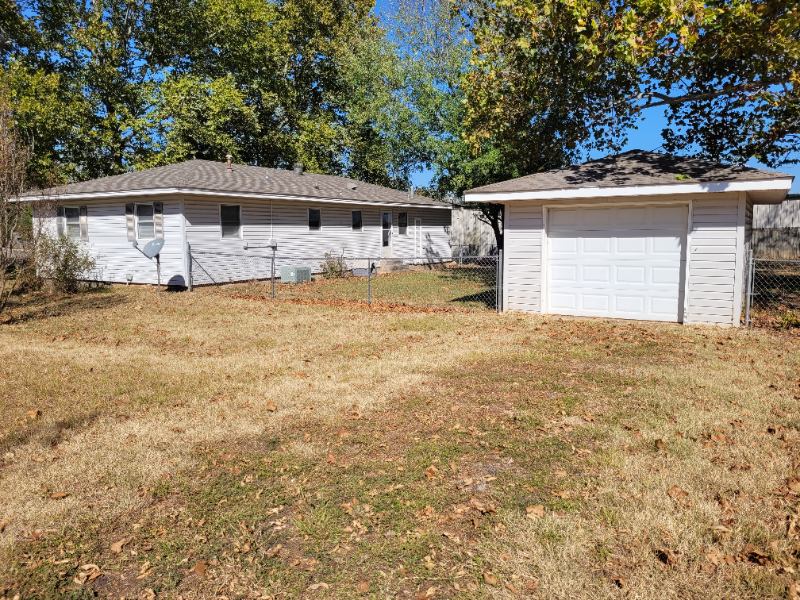 704 Strozier Ln - Photo 3 of 17