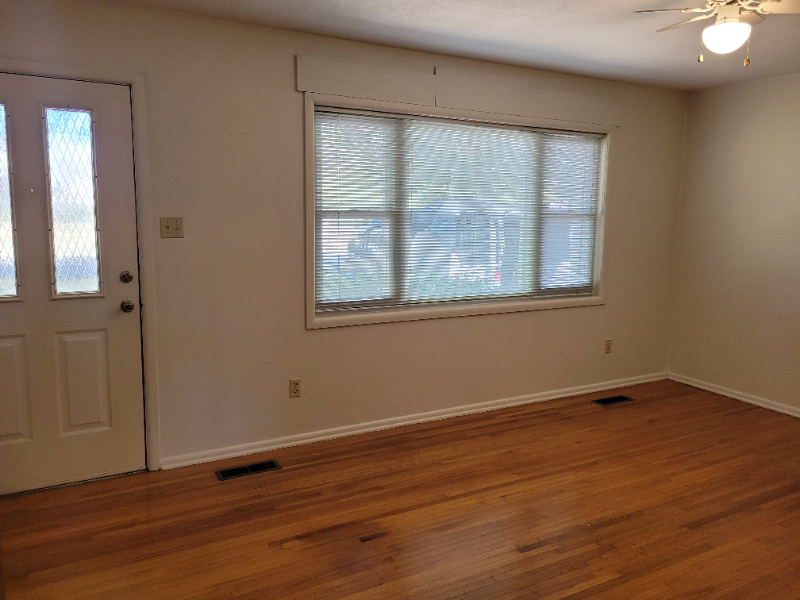 704 Strozier Ln - Photo 7 of 17