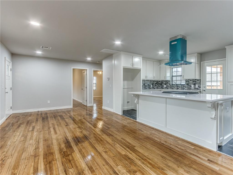 2608 Nw 37th St - Photo 5 of 13