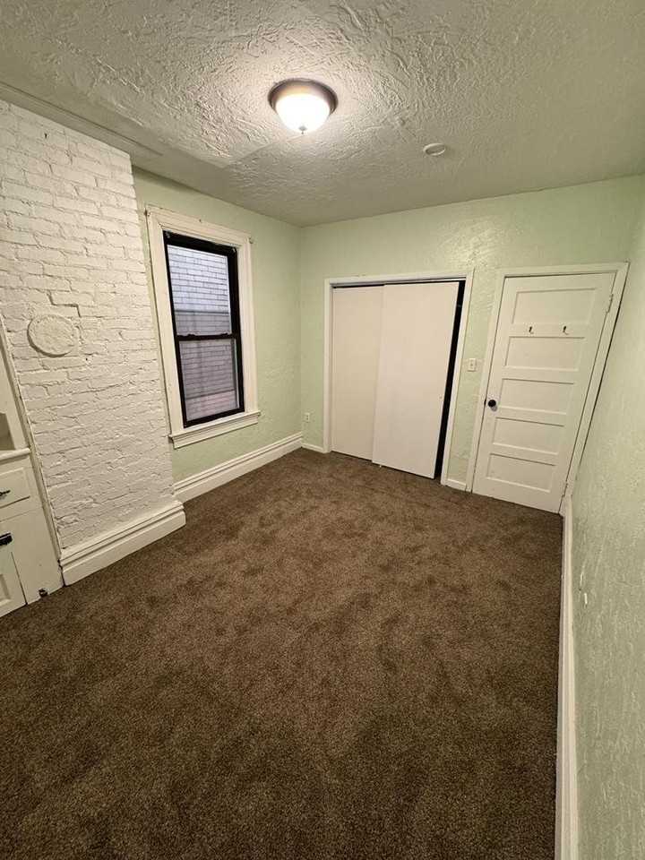 303 Peebles St - Photo 4 of 10
