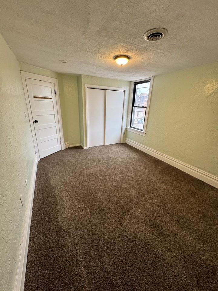 303 Peebles St - Photo 6 of 10
