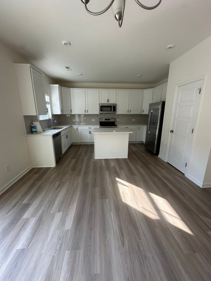423 Bassett Ln - Photo 2 of 20