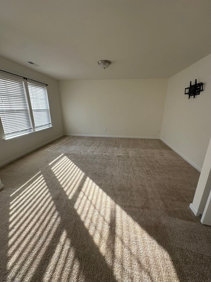 423 Bassett Ln - Photo 4 of 20