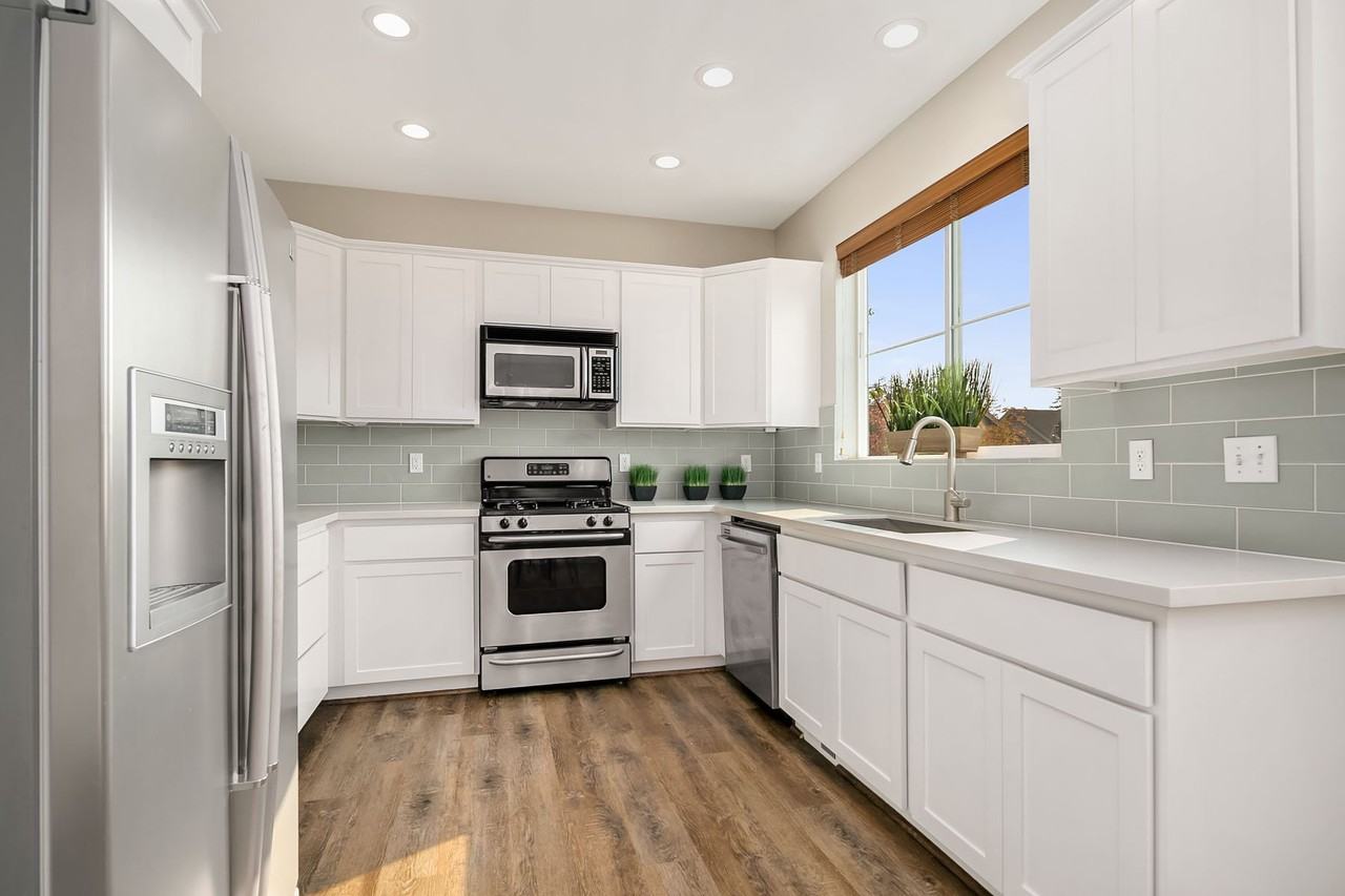 2406 28th Pl Ne - Photo 3 of 17