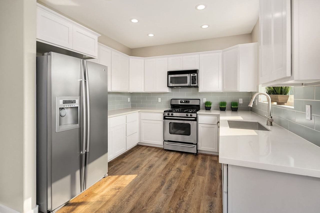 2406 28th Pl Ne - Photo 5 of 17