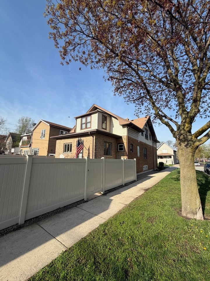 1100 Elgin Ave #1 - Photo 3 of 12