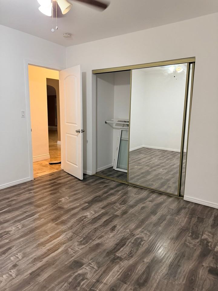 7923 Morton Ave - Photo 7 of 19