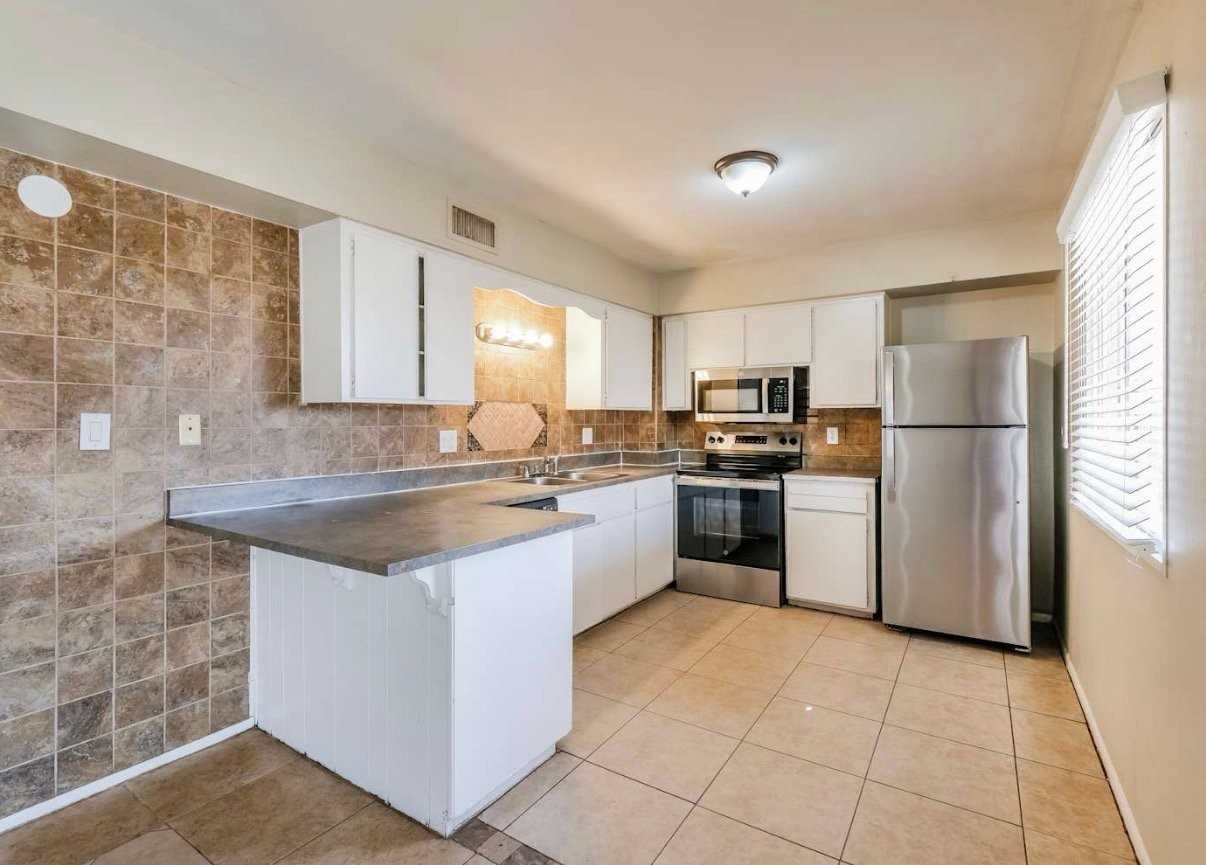 3153 N 64th Dr - Photo 7 of 12