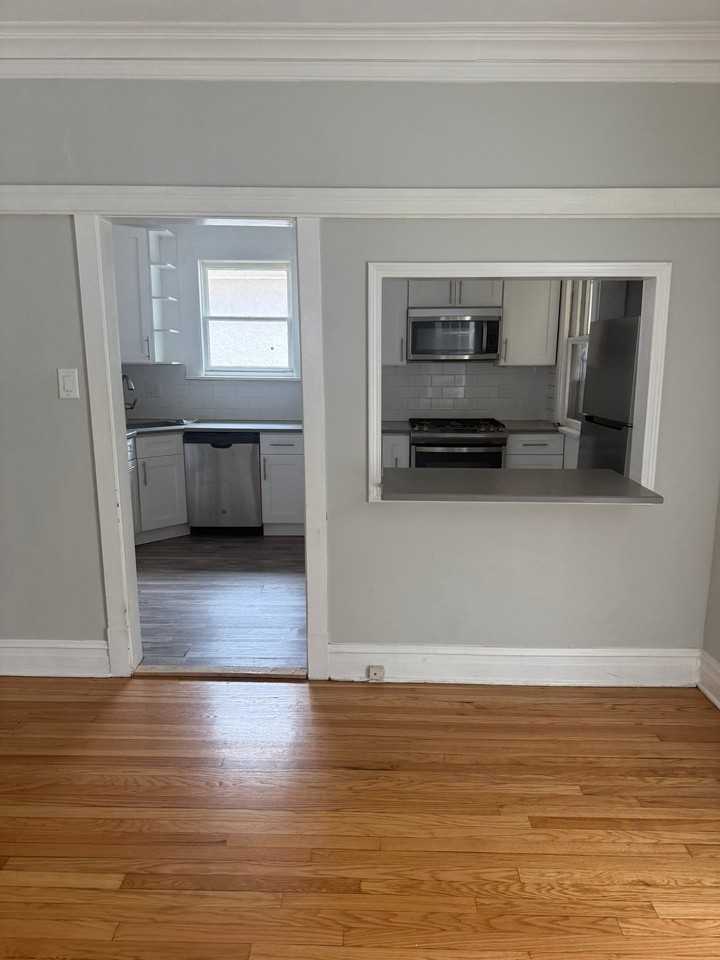 2439 W Byron St - Photo 3 of 7