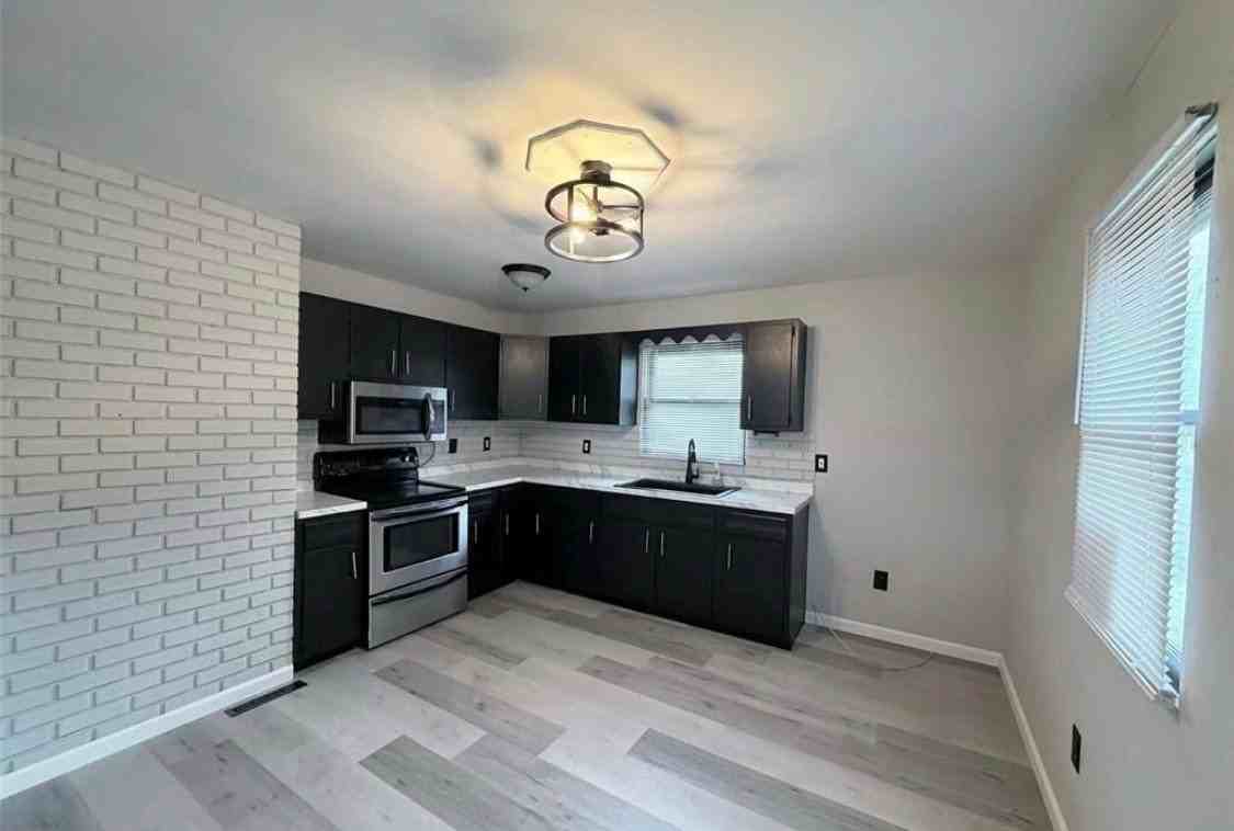 111 Miskell Blvd - Photo 3 of 6