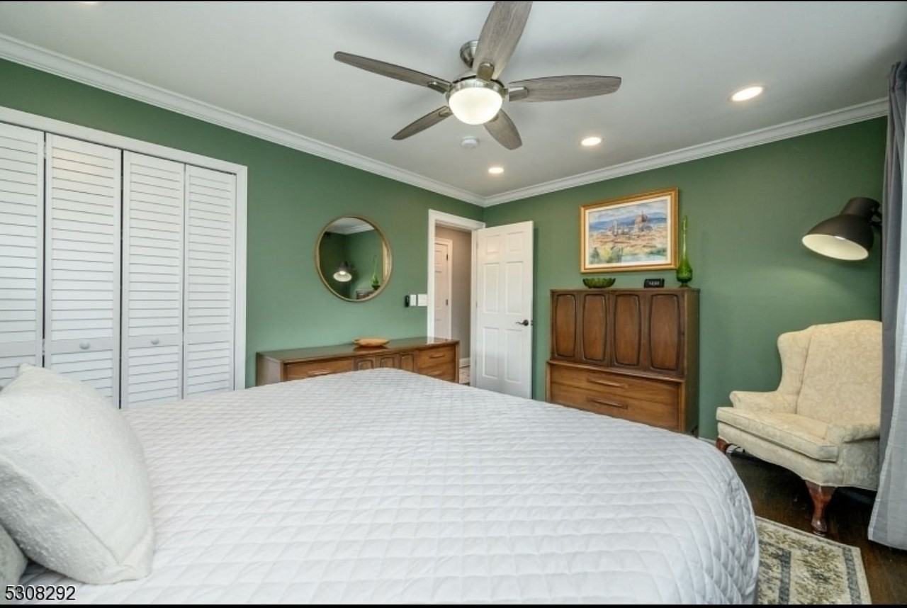 60 Kenneth Pl - Photo 2 of 5
