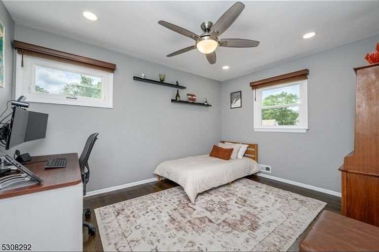 60 Kenneth Pl - Photo 3 of 5