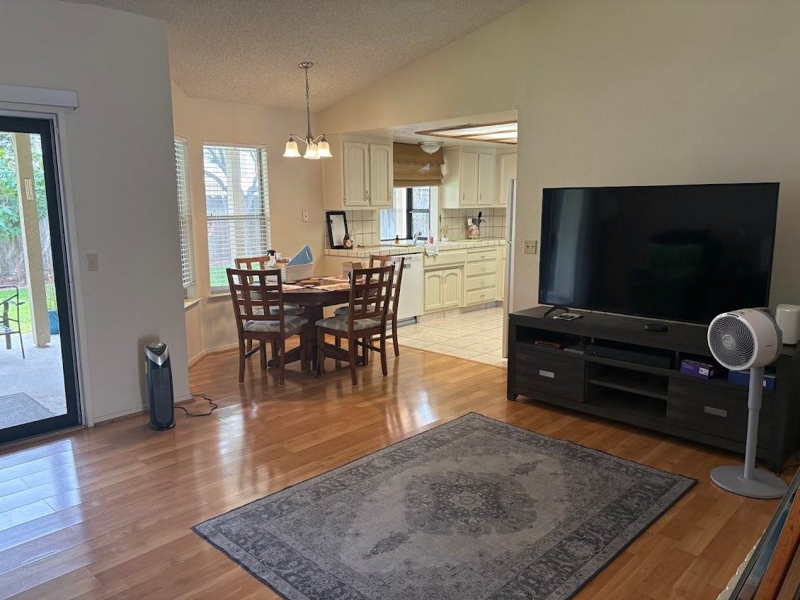 4062 Glendale Ct - Photo 4 of 12