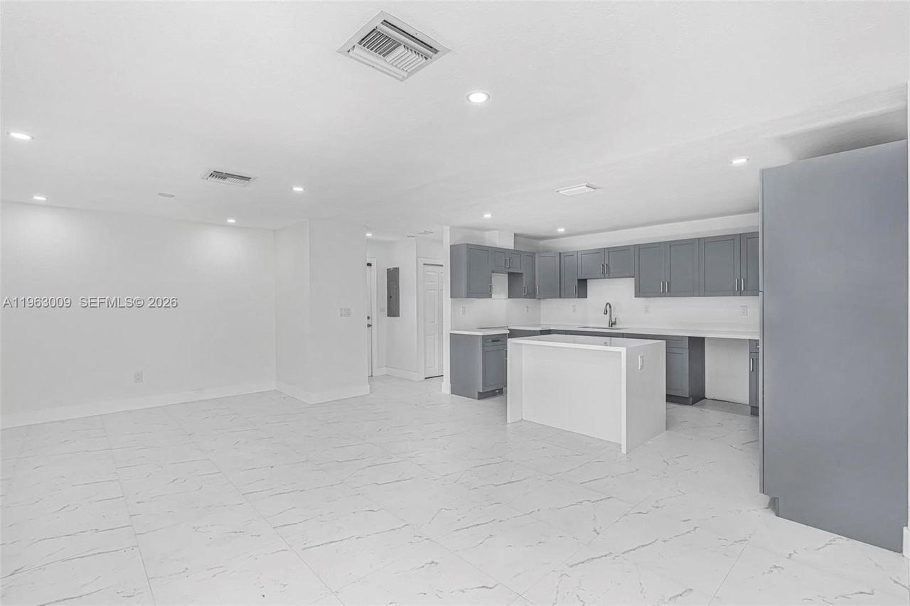2901 Sw 92nd Ave - Photo 2 of 8