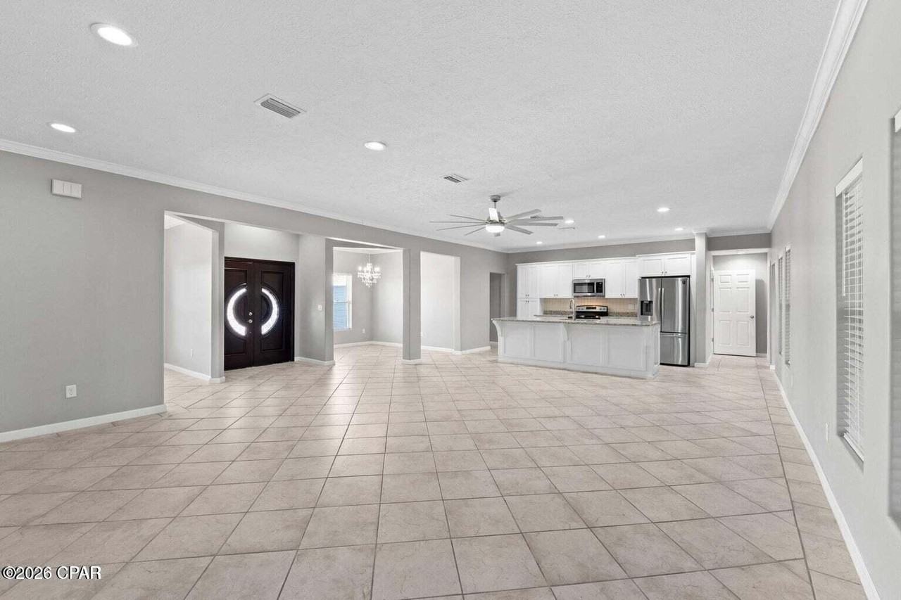 1041 Plantation Dr - Photo 3 of 19