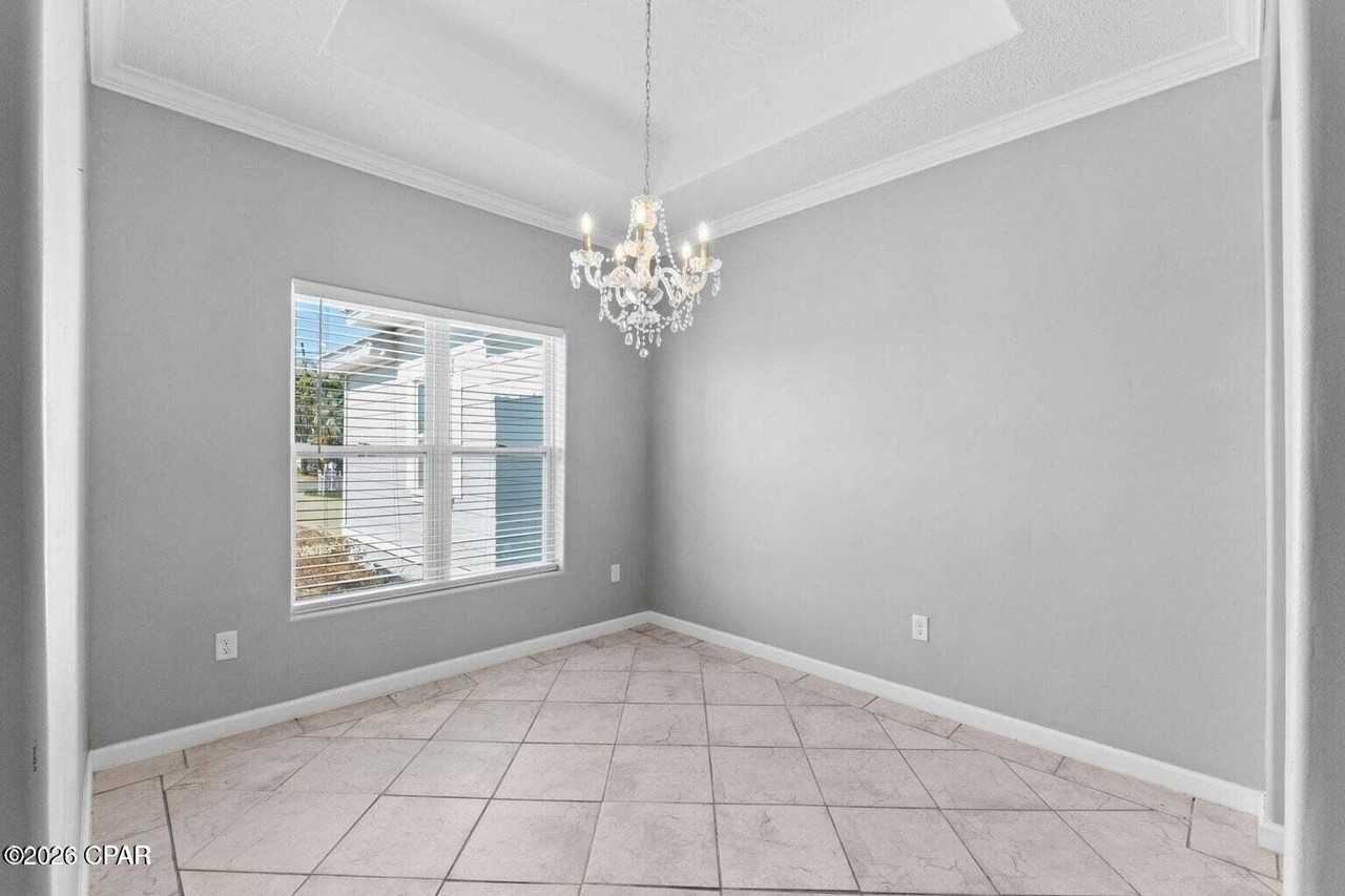 1041 Plantation Dr - Photo 4 of 19