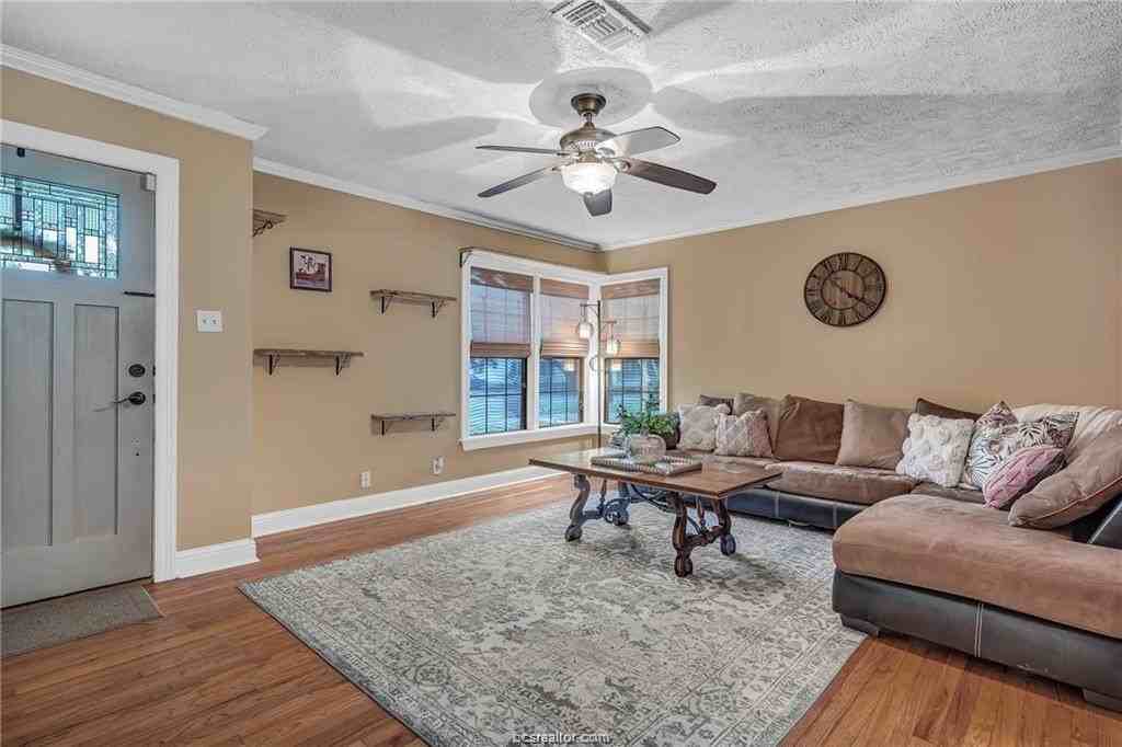 1414 E 29th St - Photo 3 of 21